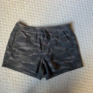Athleta Gray Camo Farallon Shorts-L